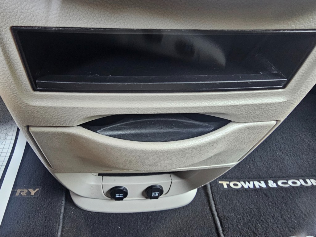 2016 Chrysler Town & Country Image 42