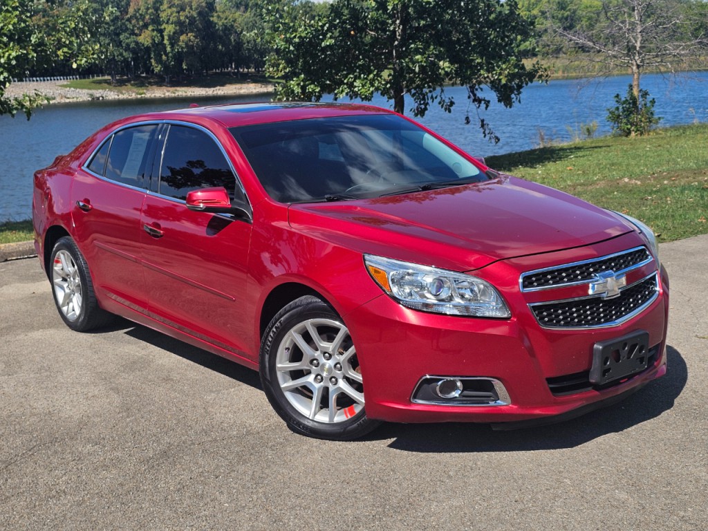 2013 Chevrolet Malibu Image 2