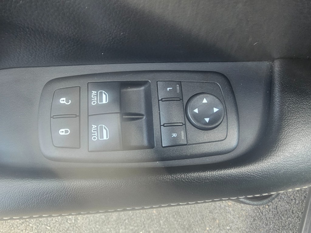 2016 Dodge Challenger Image 28