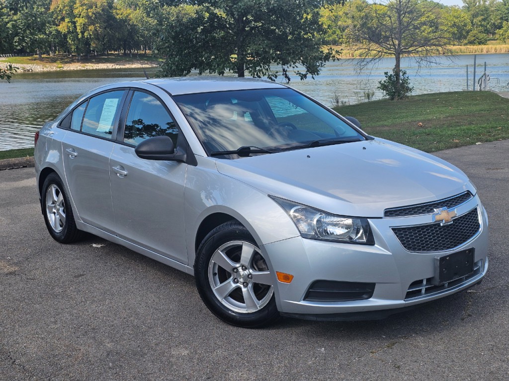 2014 Chevrolet Cruze Image 2