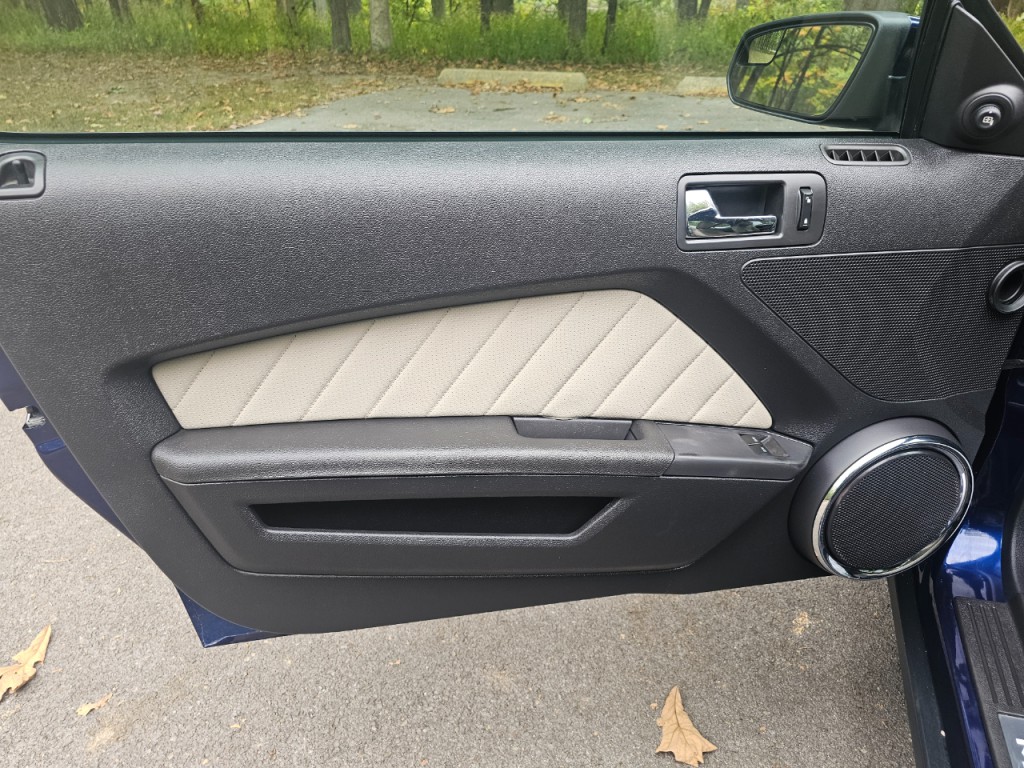 2012 Ford Mustang Image 21