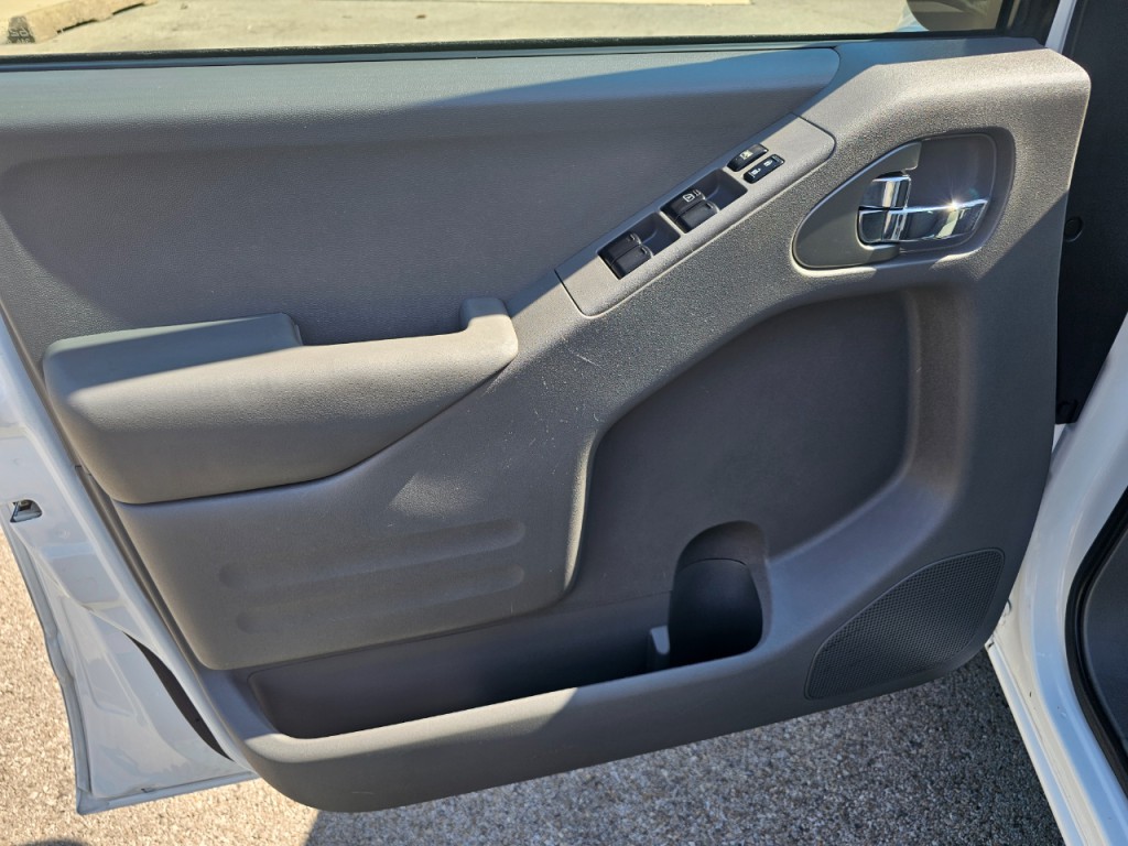 2016 Nissan Frontier Image 24