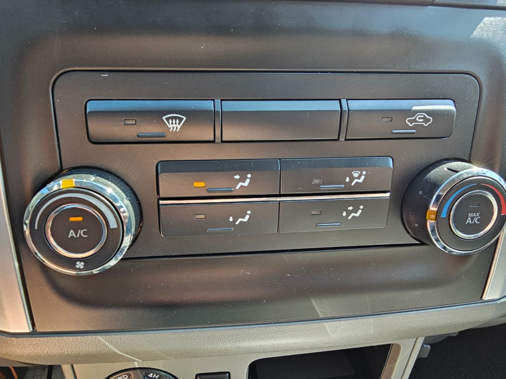 2016 Nissan Frontier Image 38