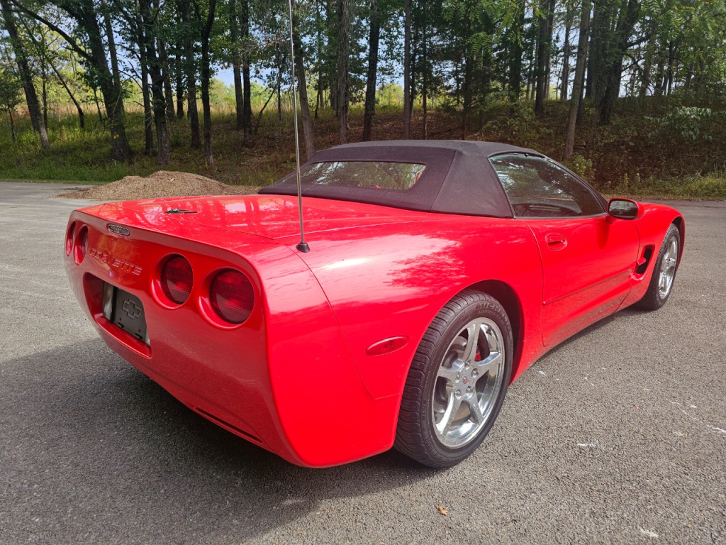 2004 Chevrolet Corvette Image 6