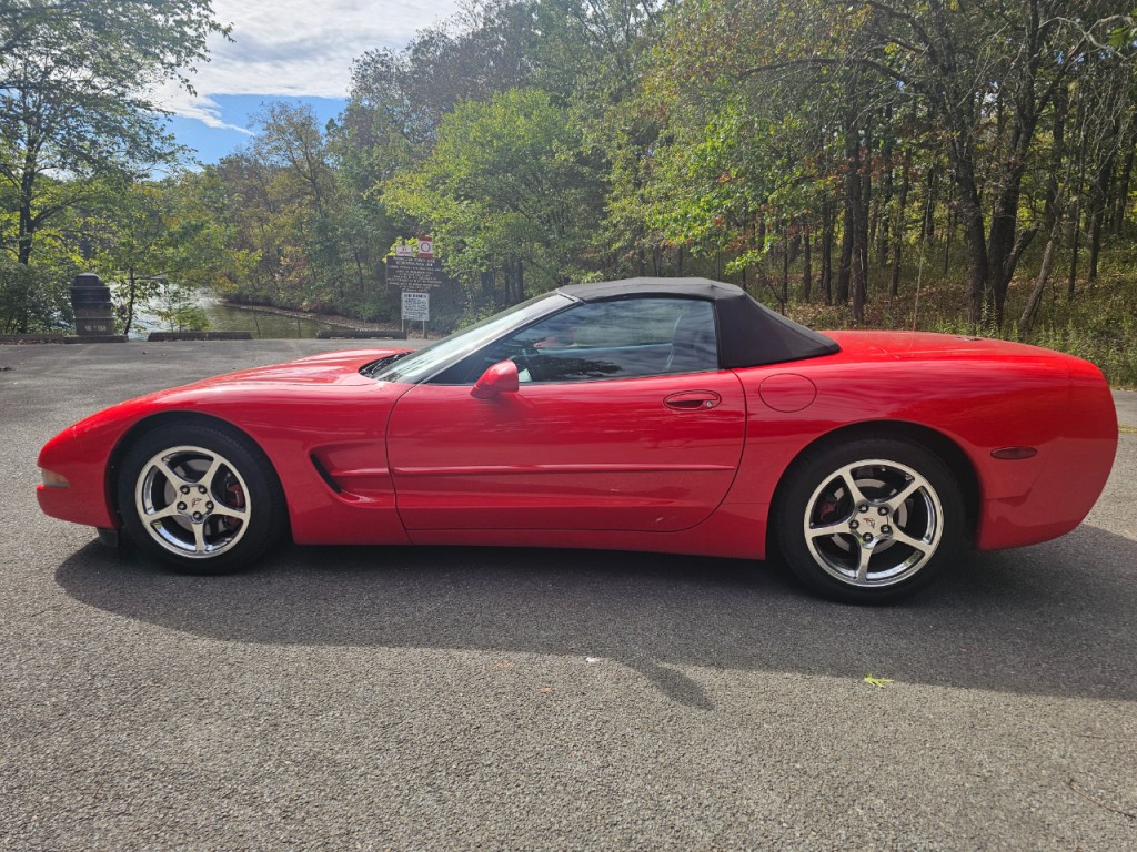 2004 Chevrolet Corvette Image 10