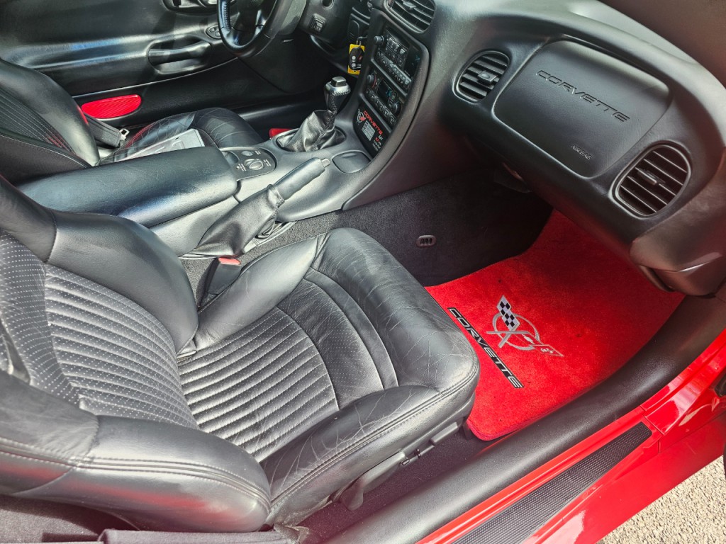 2004 Chevrolet Corvette Image 17