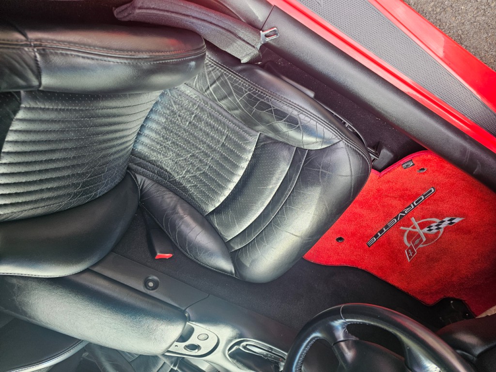 2004 Chevrolet Corvette Image 21