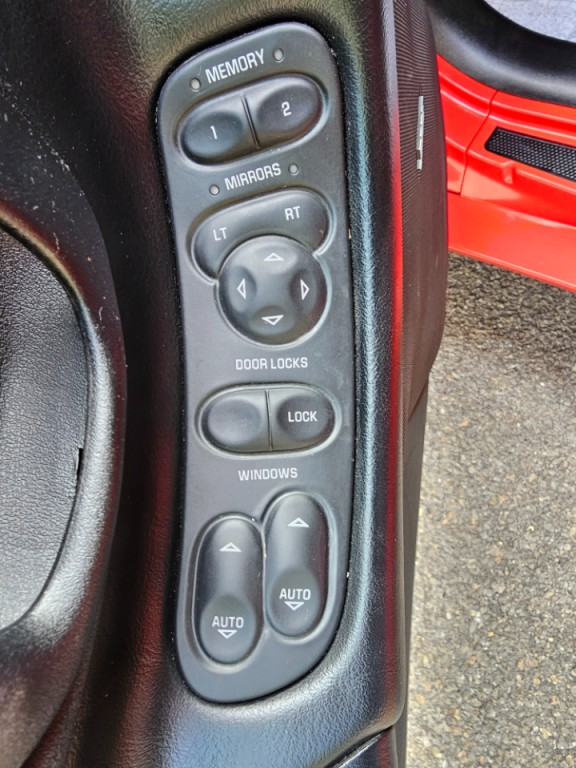 2004 Chevrolet Corvette Image 25