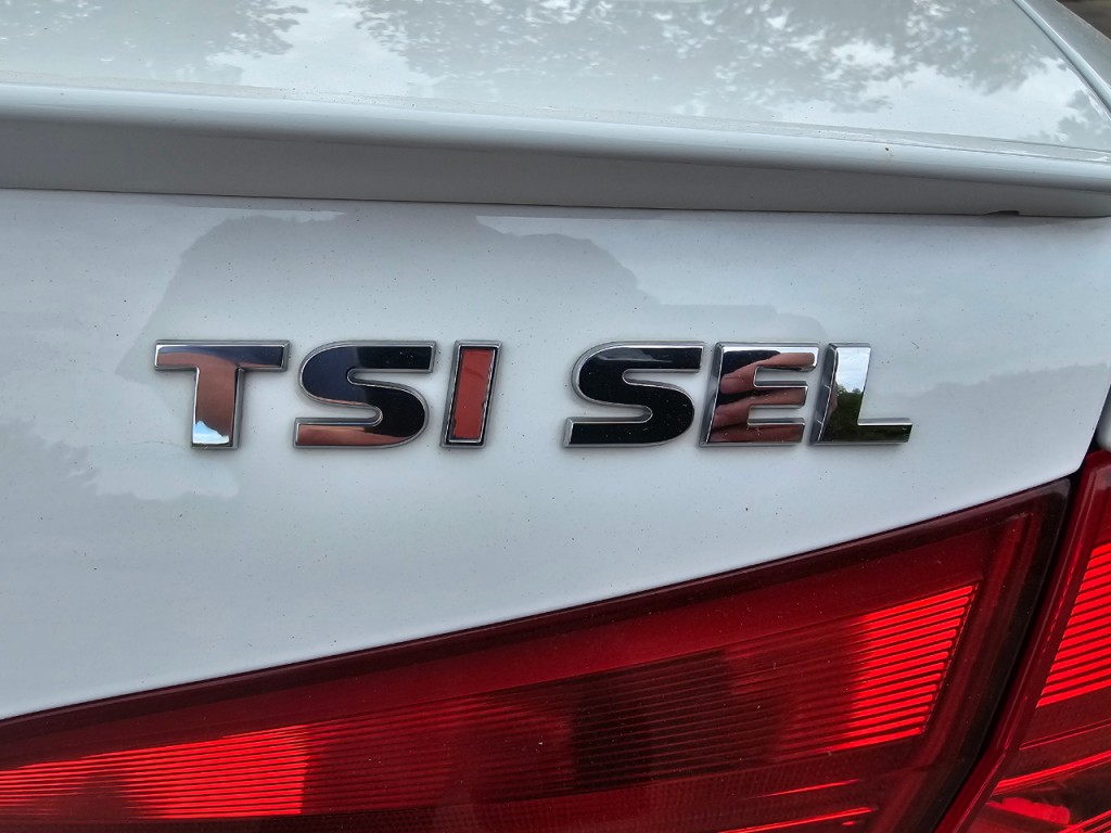 2015 Volkswagen Passat Image 16