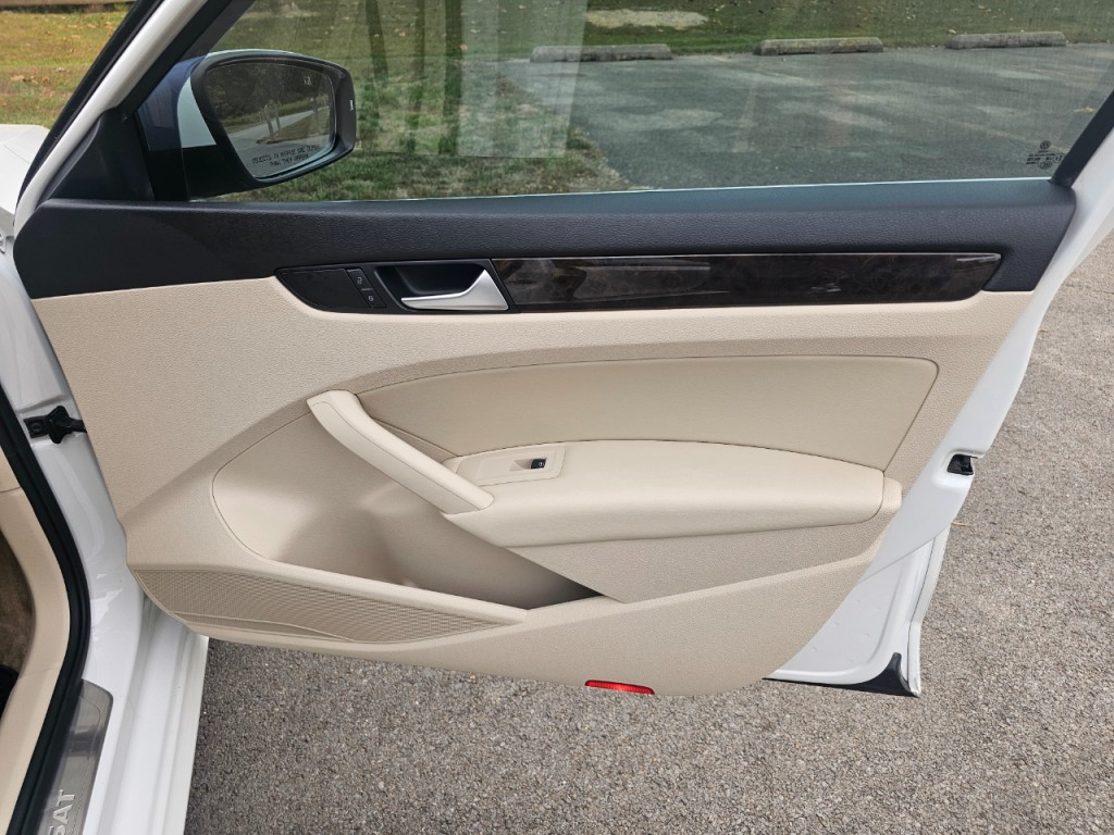 2015 Volkswagen Passat Image 17