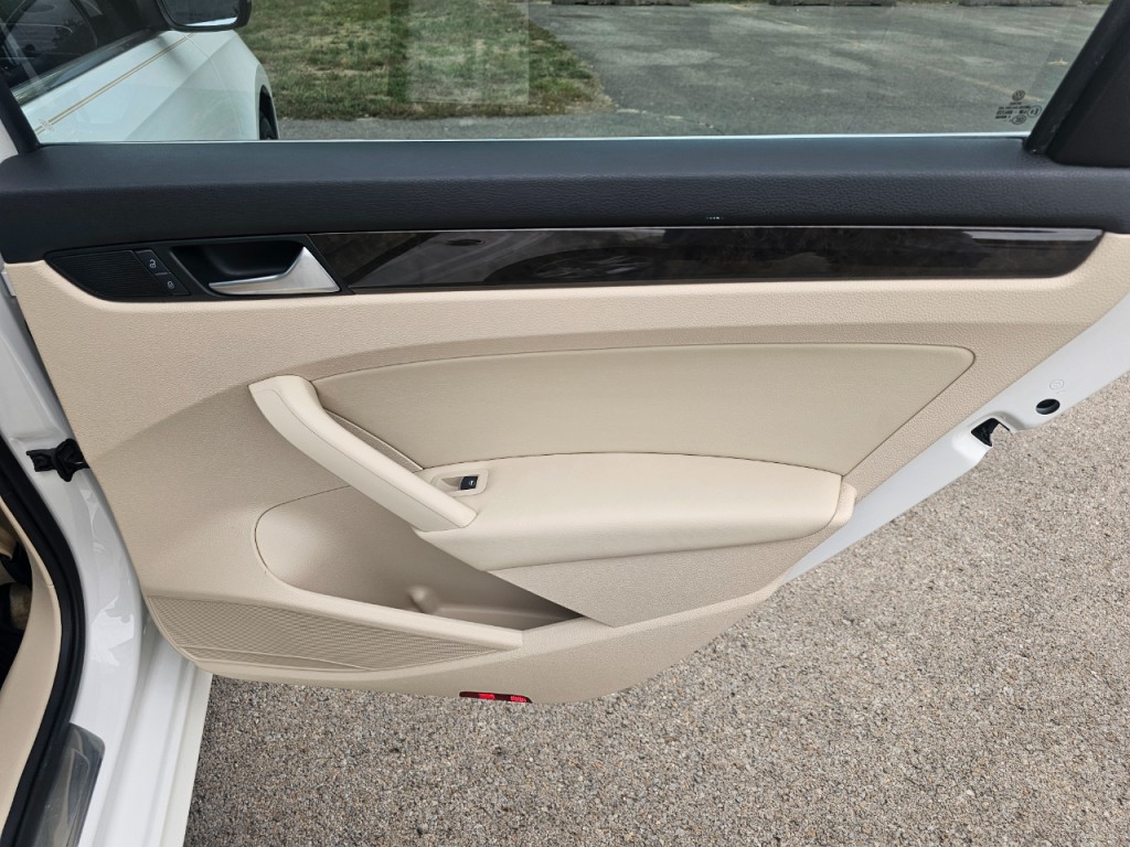 2015 Volkswagen Passat Image 19