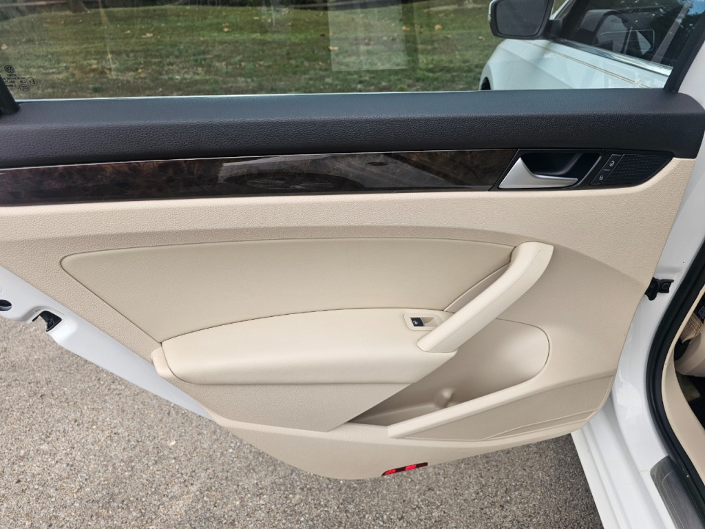 2015 Volkswagen Passat Image 23
