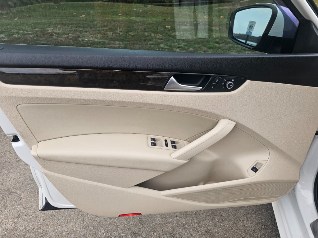2015 Volkswagen Passat Image 25