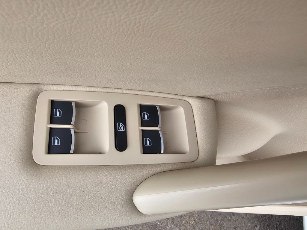 2015 Volkswagen Passat Image 31