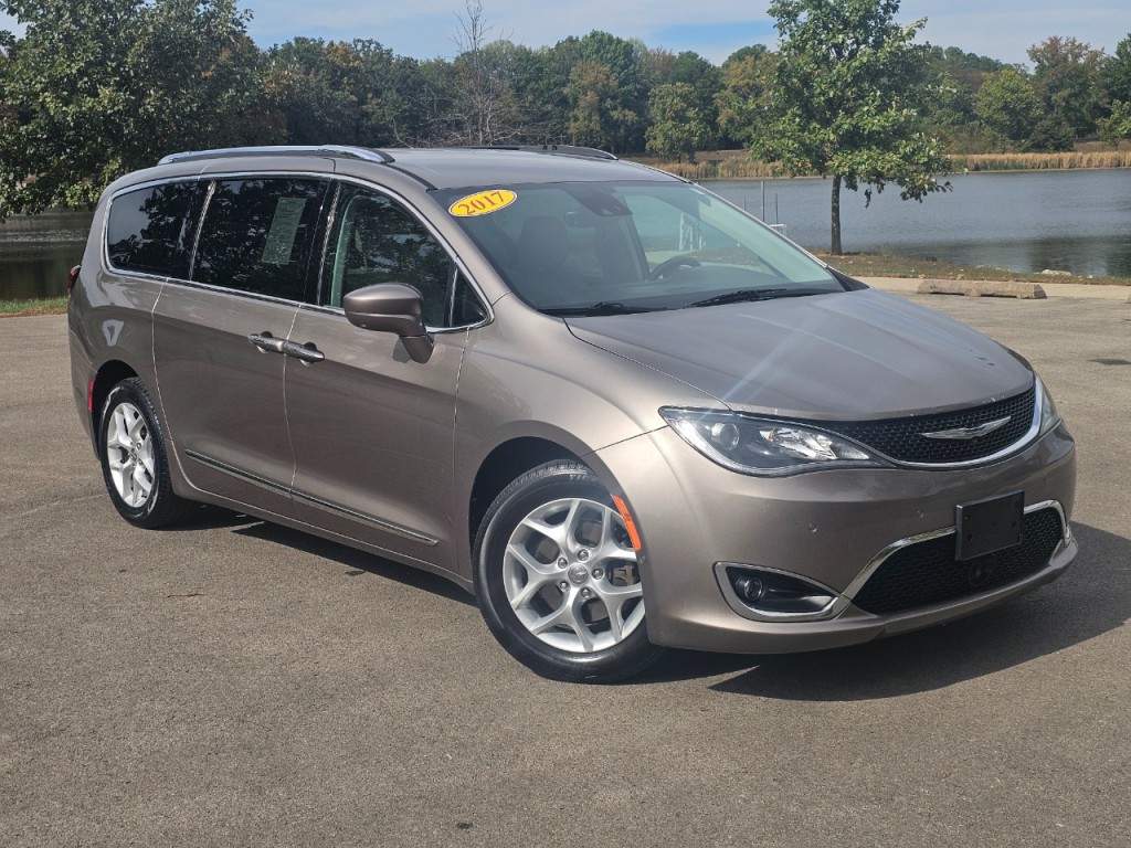 2017 Chrysler Pacifica Image 2