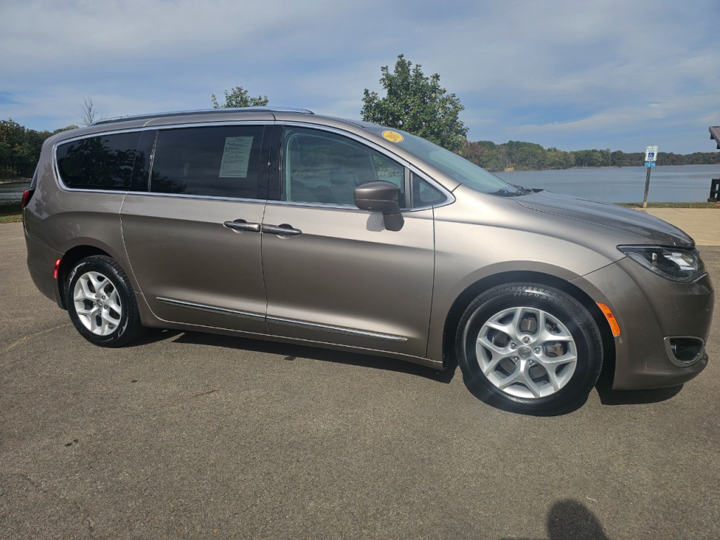 2017 Chrysler Pacifica Image 3