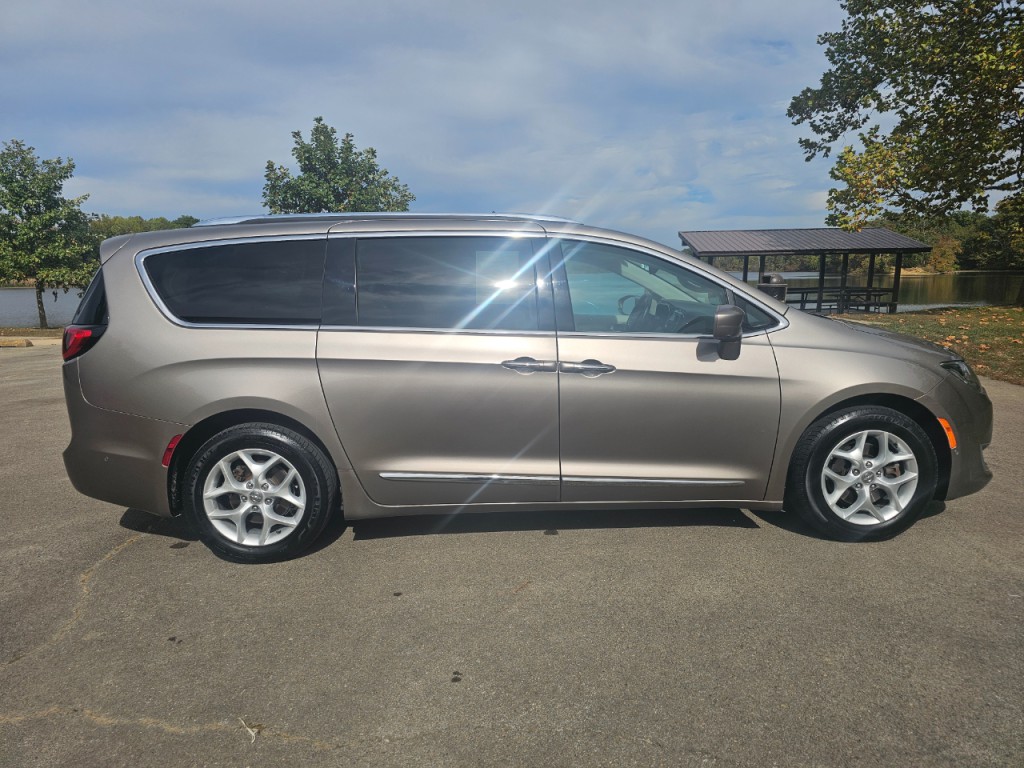 2017 Chrysler Pacifica Image 4