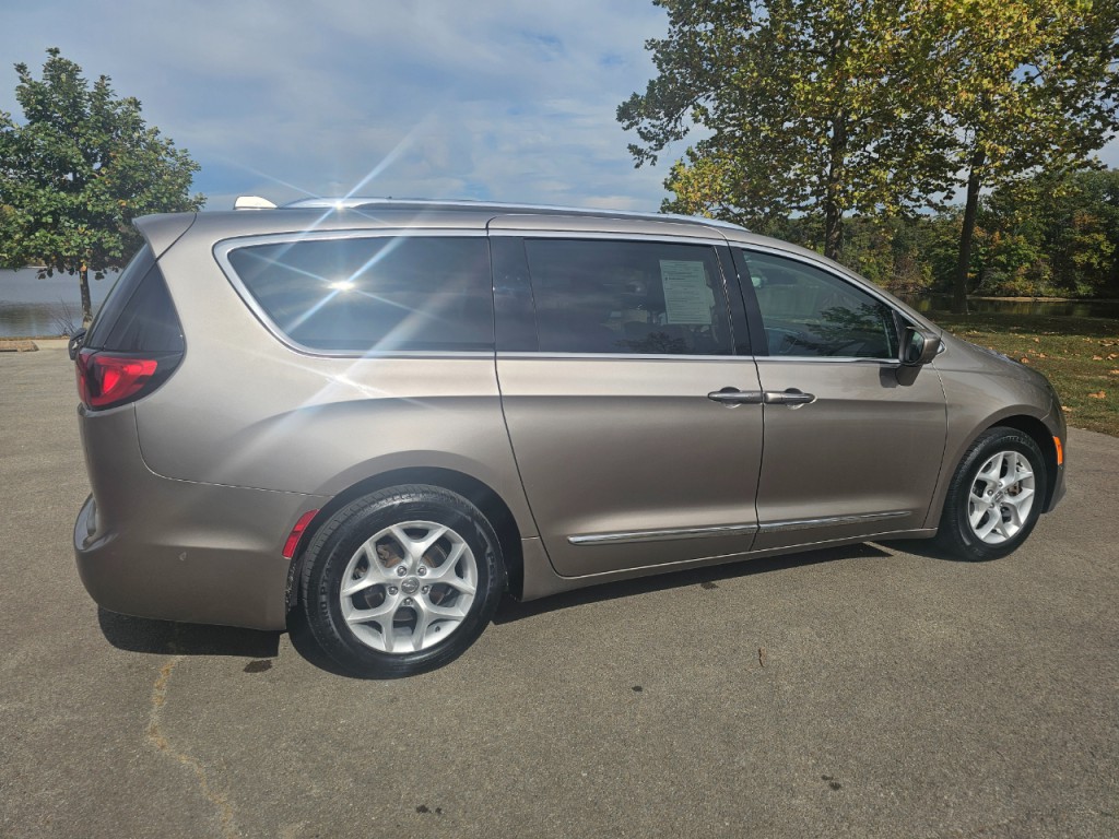 2017 Chrysler Pacifica Image 5