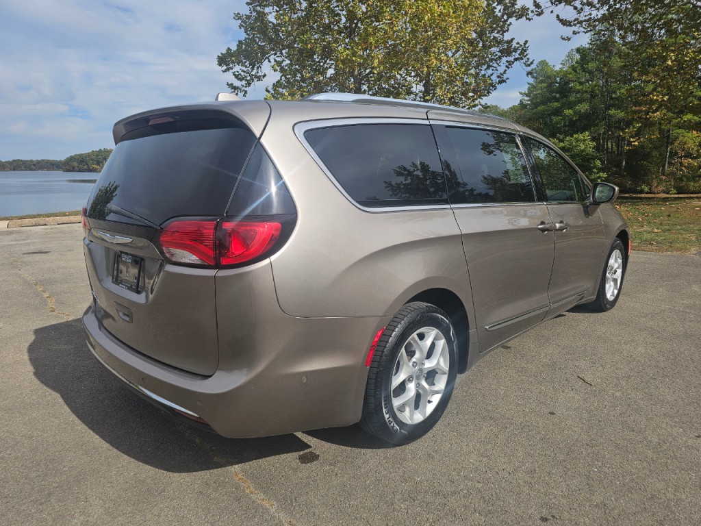 2017 Chrysler Pacifica Image 6