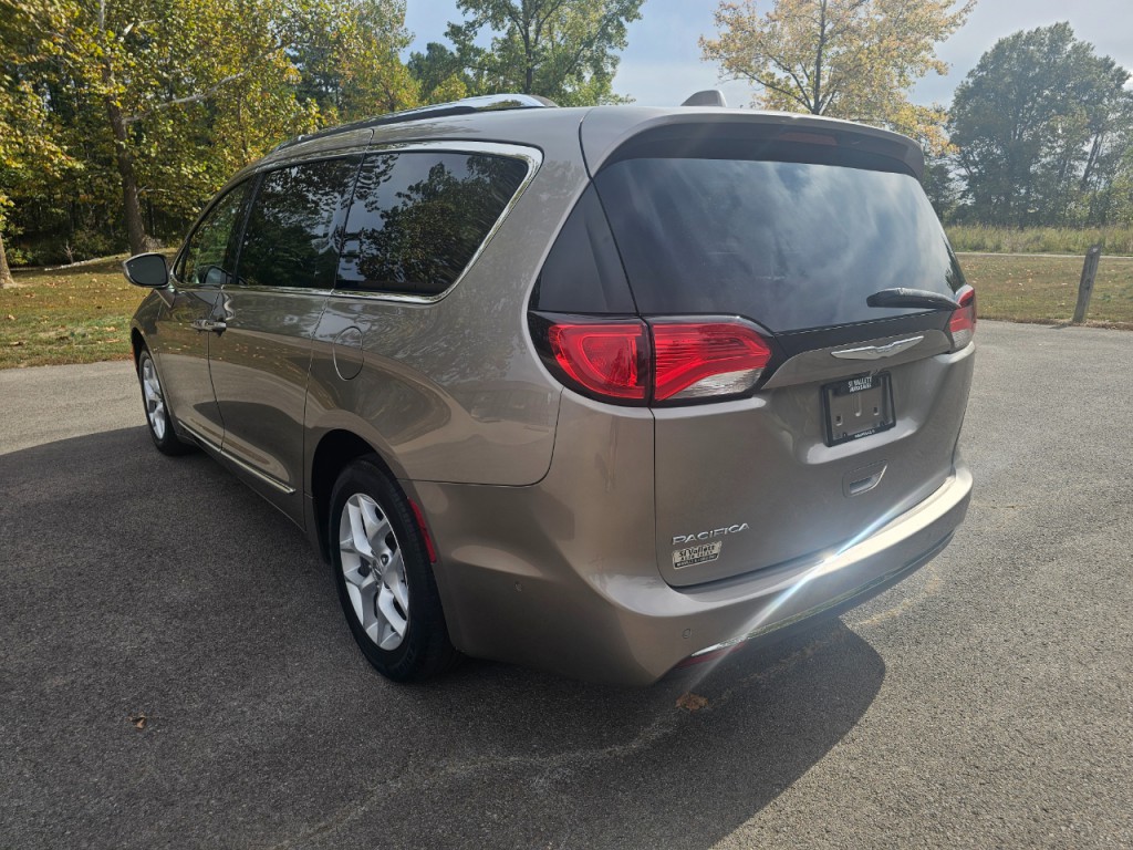 2017 Chrysler Pacifica Image 8