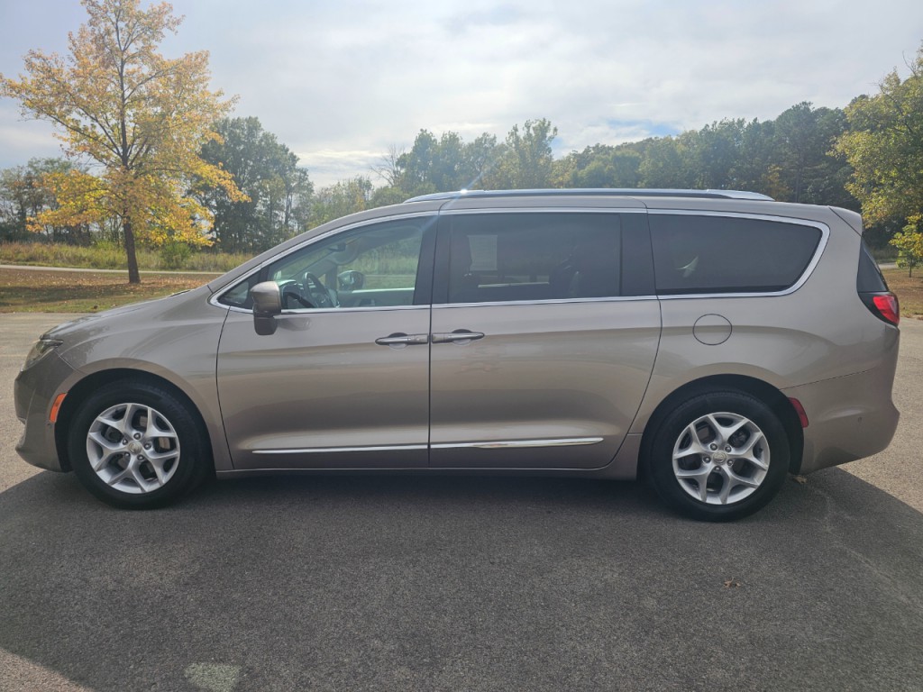 2017 Chrysler Pacifica Image 10