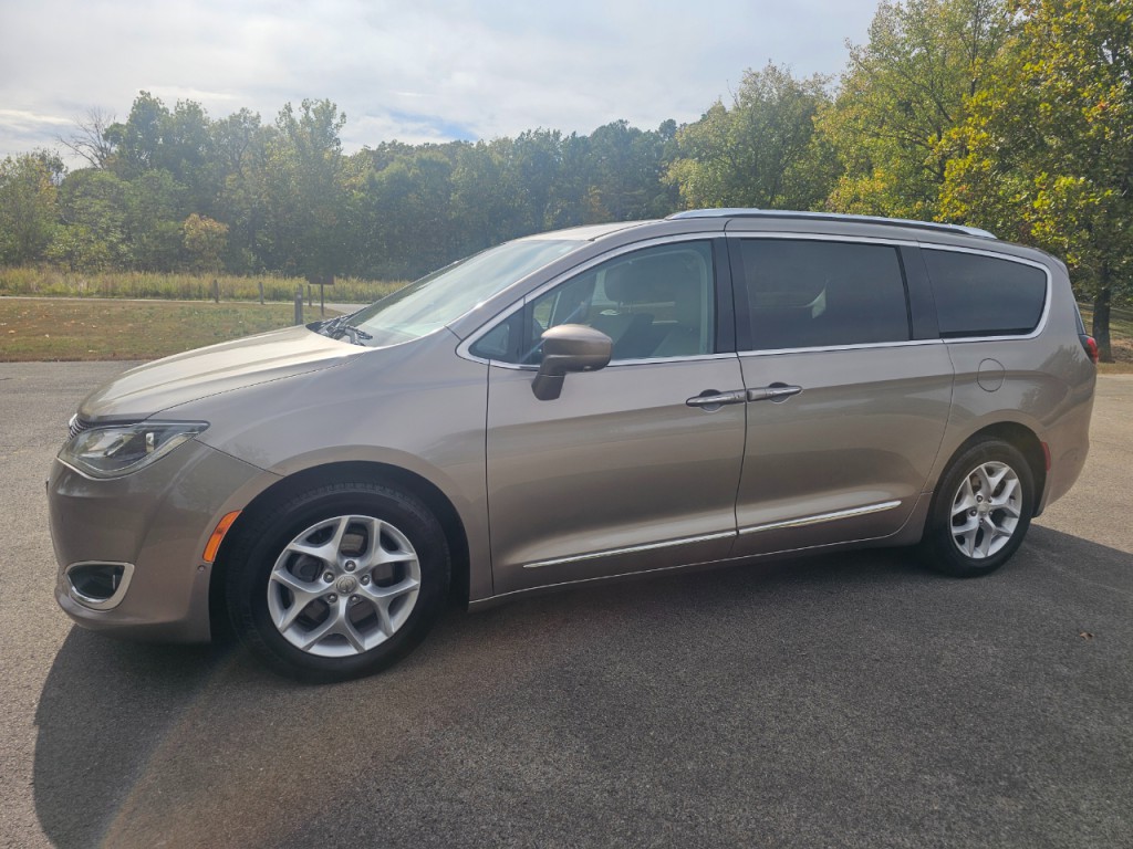 2017 Chrysler Pacifica Image 11
