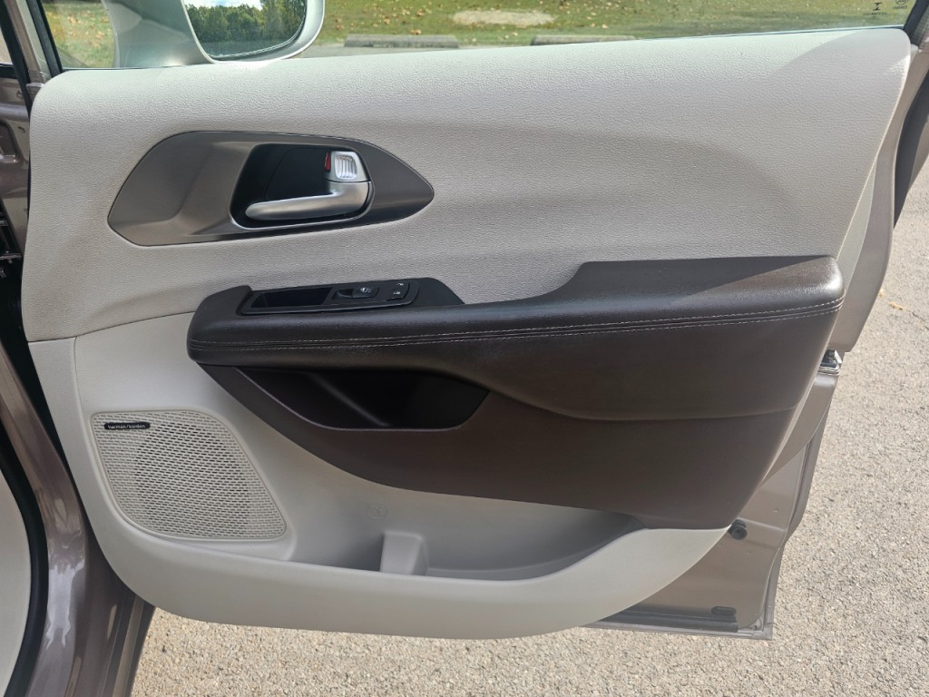 2017 Chrysler Pacifica Image 16
