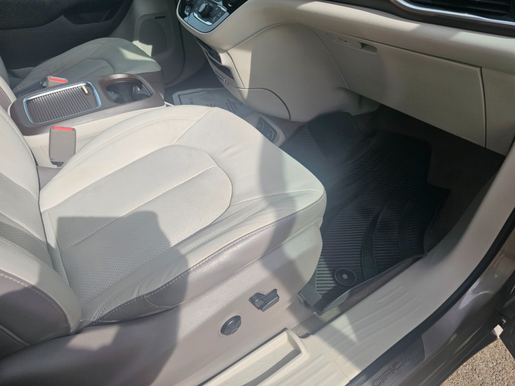 2017 Chrysler Pacifica Image 17