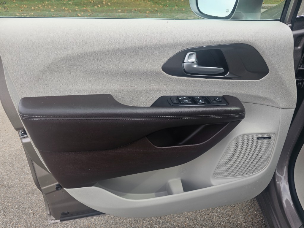 2017 Chrysler Pacifica Image 27
