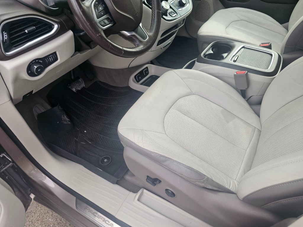 2017 Chrysler Pacifica Image 28