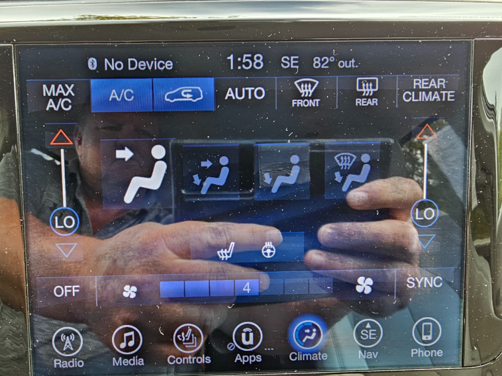 2017 Chrysler Pacifica Image 44