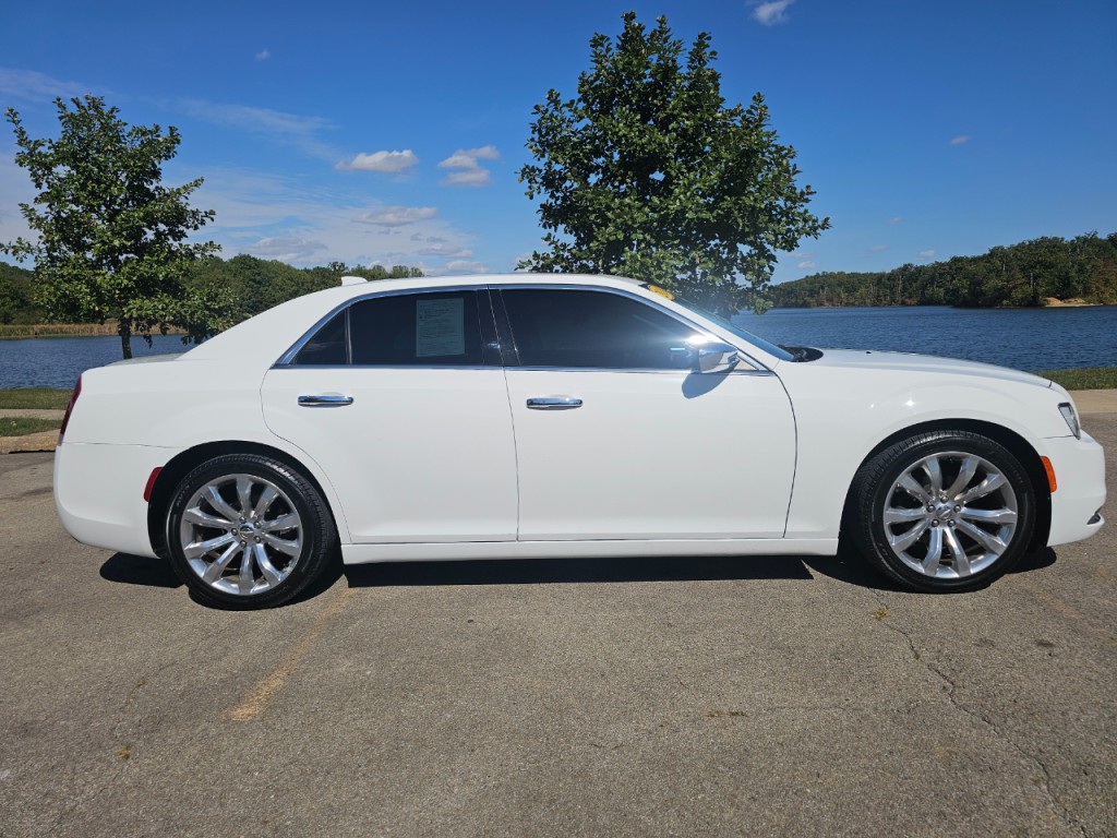2018 Chrysler 300 Image 4