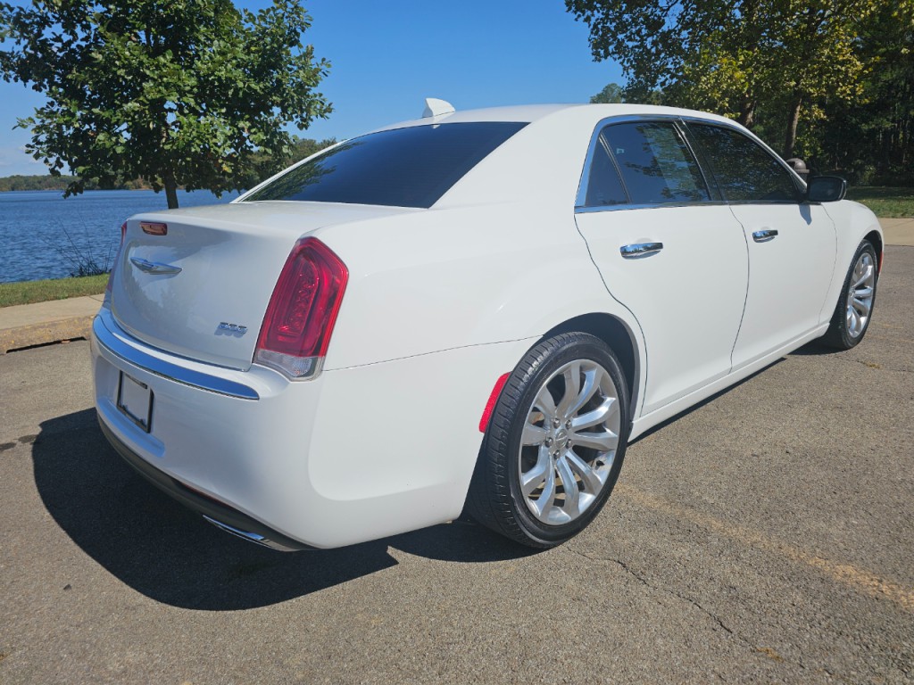 2018 Chrysler 300 Image 6