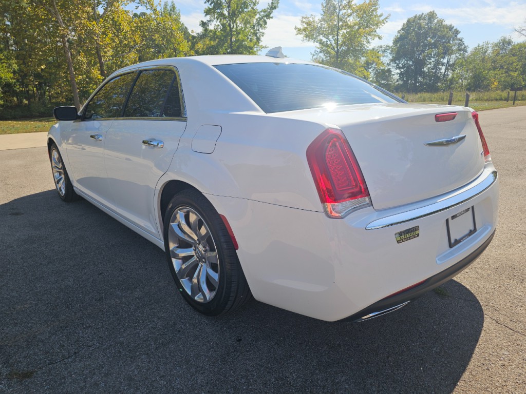 2018 Chrysler 300 Image 8