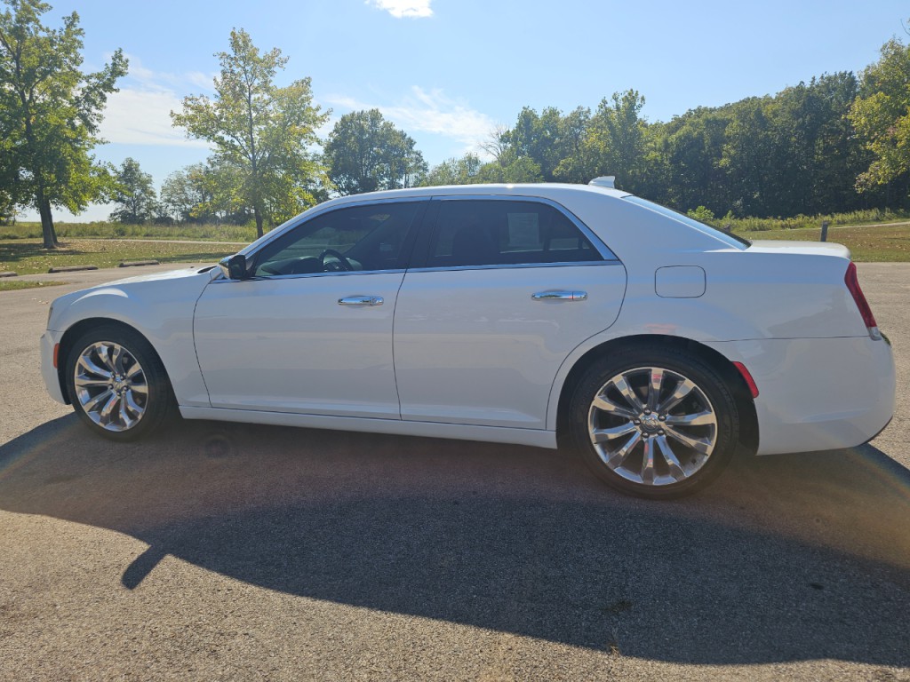 2018 Chrysler 300 Image 9
