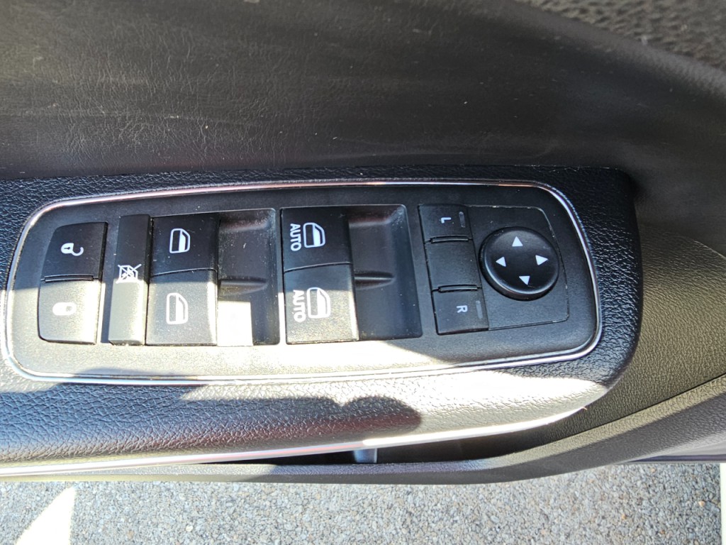 2018 Chrysler 300 Image 31