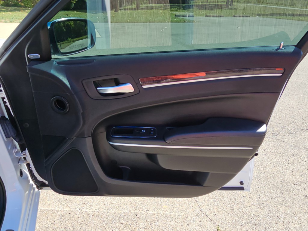 2018 Chrysler 300 Image 36