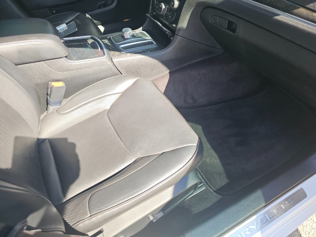 2018 Chrysler 300 Image 37