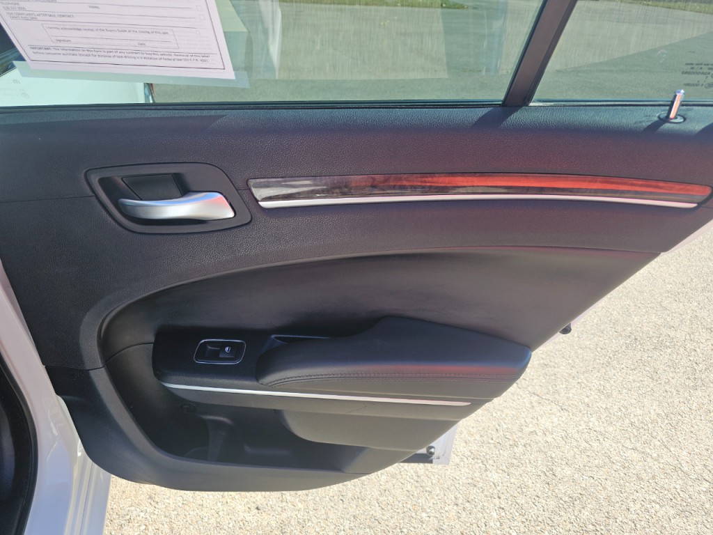 2018 Chrysler 300 Image 38