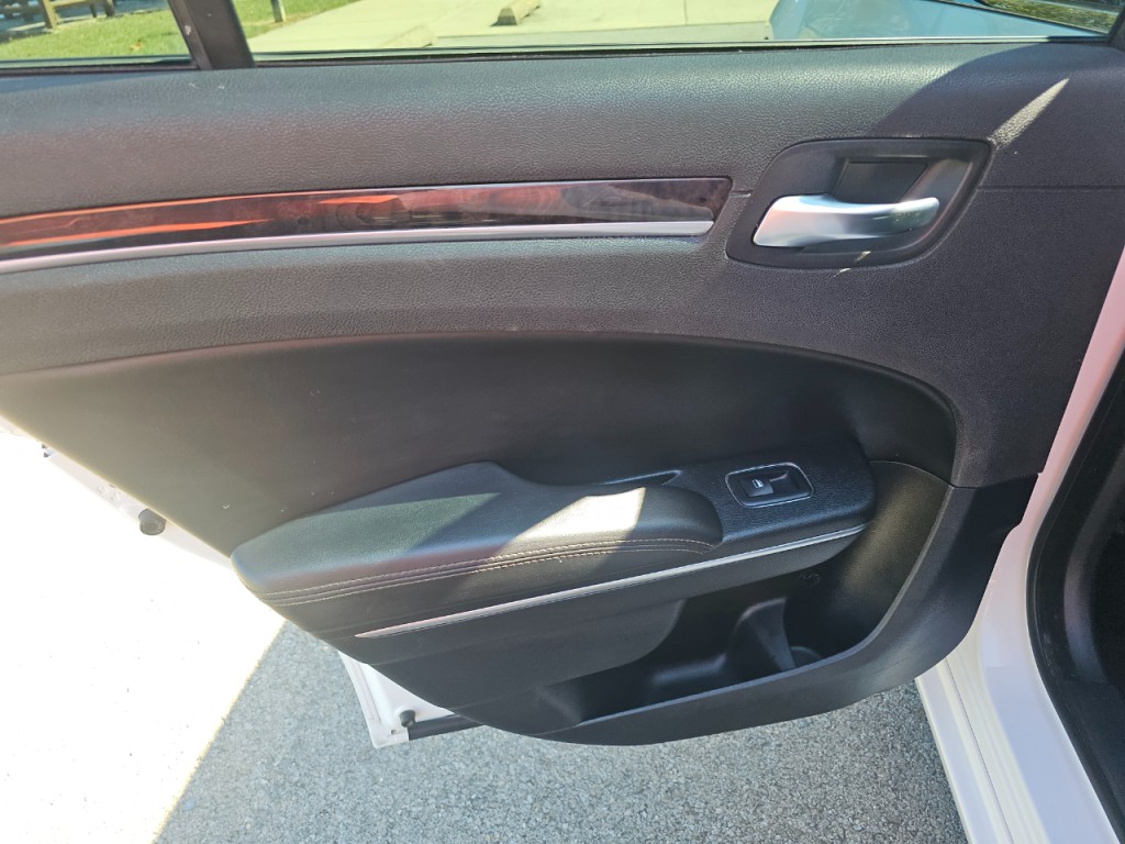 2018 Chrysler 300 Image 42