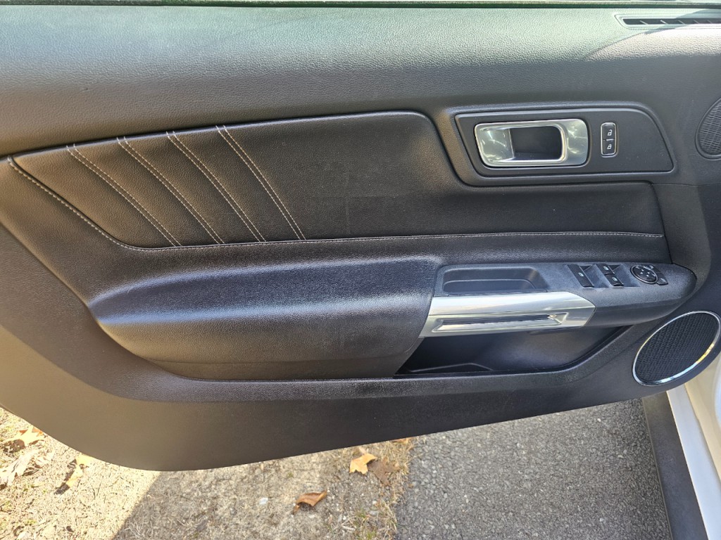 2018 Ford Mustang Image 21