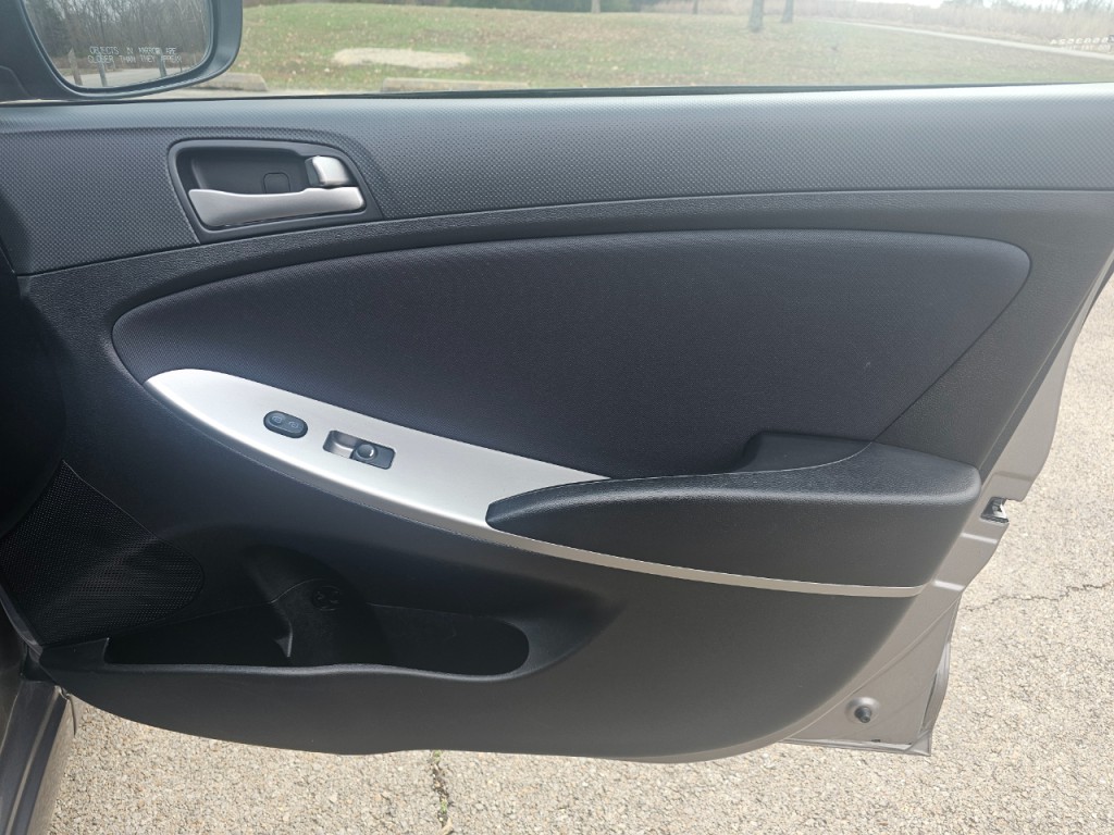 2017 Hyundai Accent Image 16