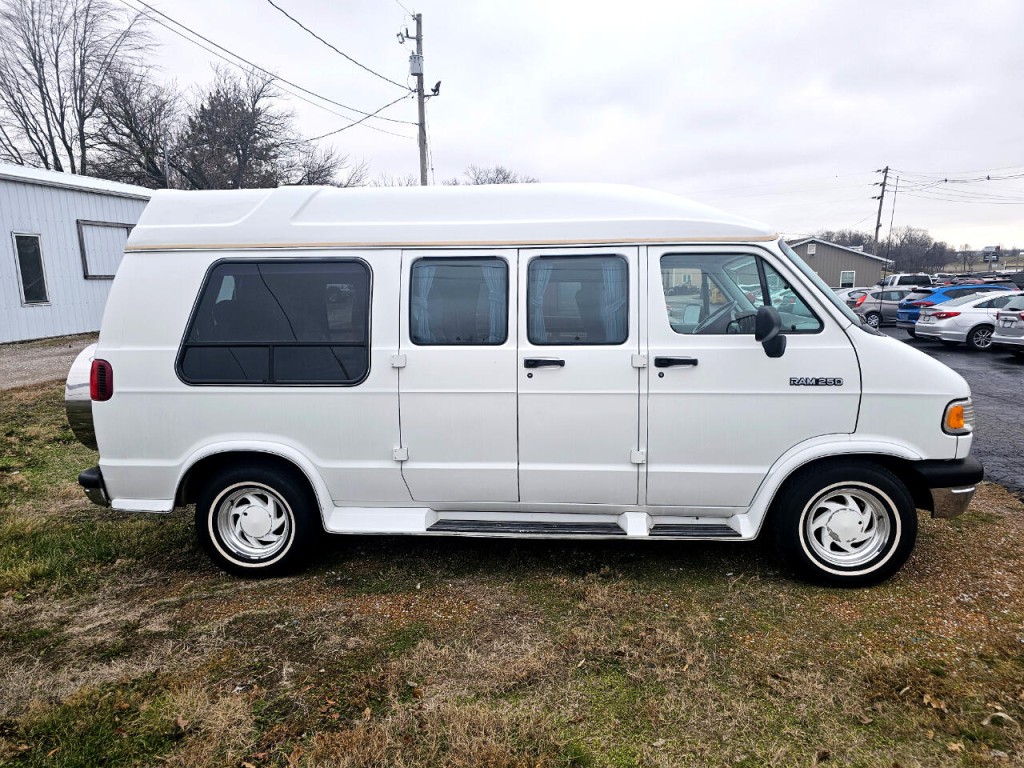 1994 Dodge Ram Van Image 2