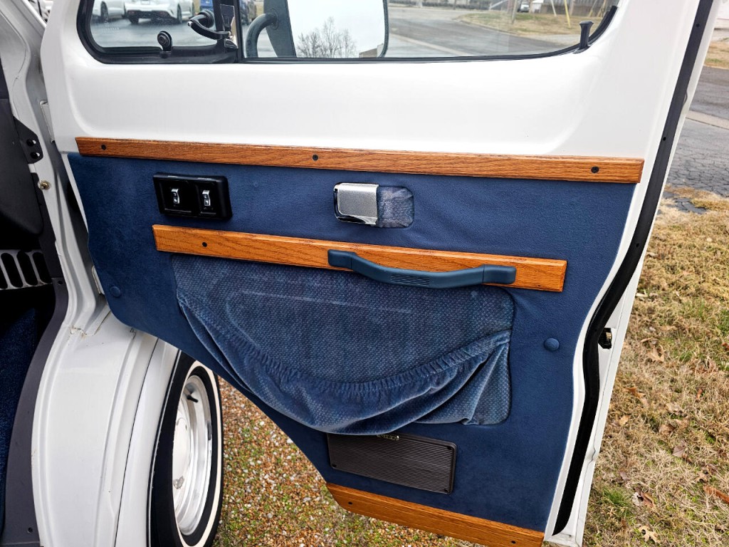 1994 Dodge Ram Van Image 12