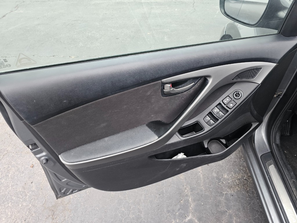 2016 Hyundai Elantra Image 12