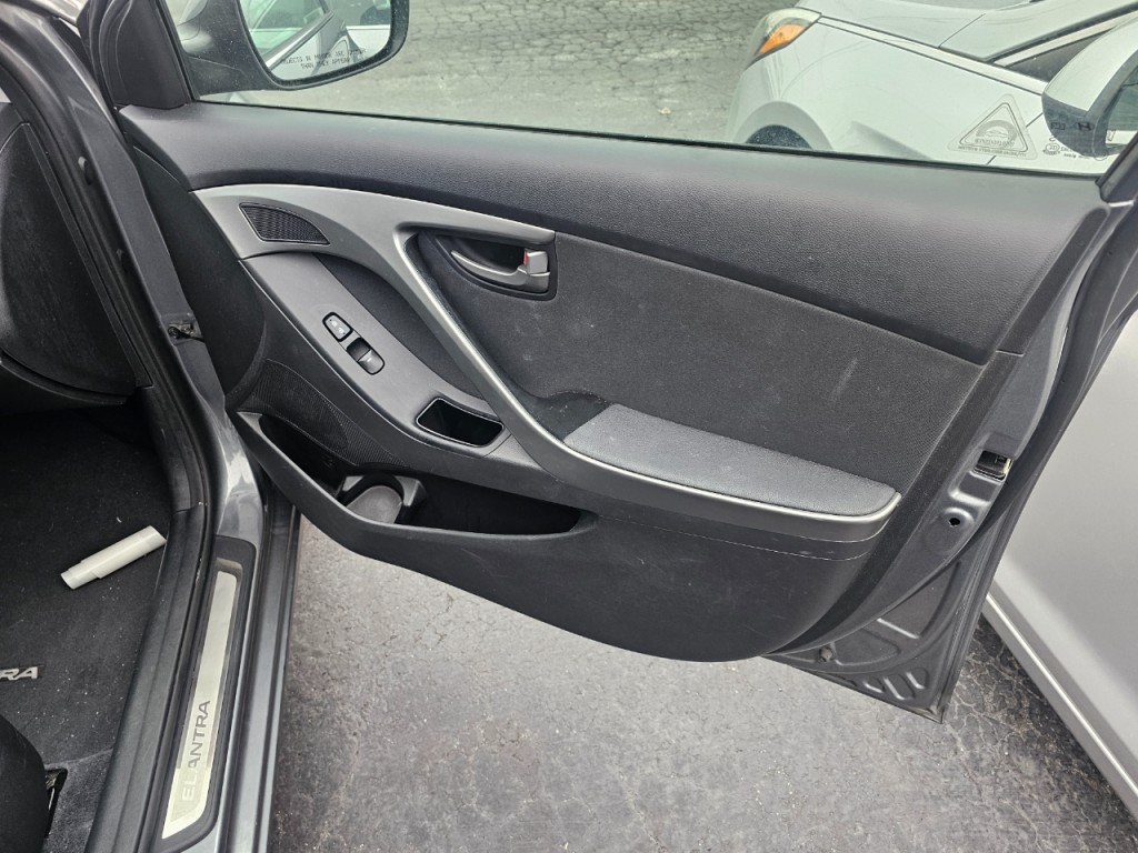 2016 Hyundai Elantra Image 16