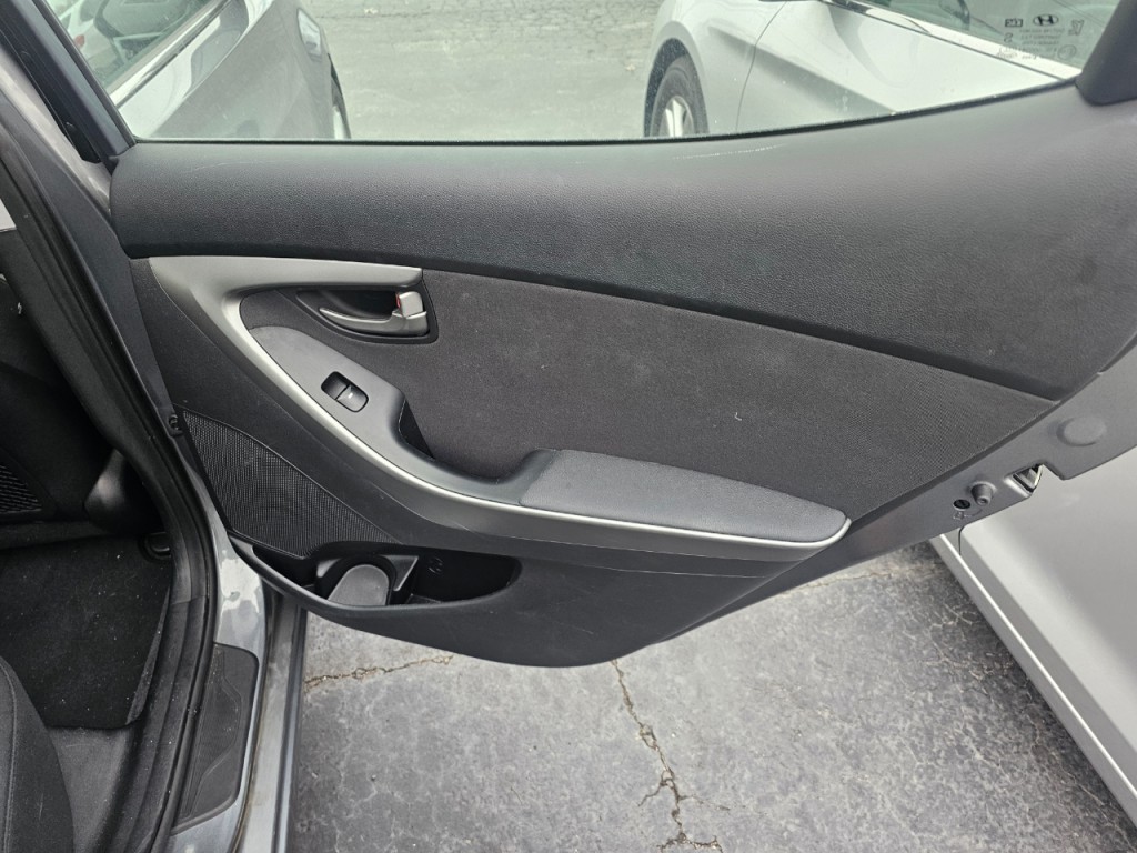 2016 Hyundai Elantra Image 18