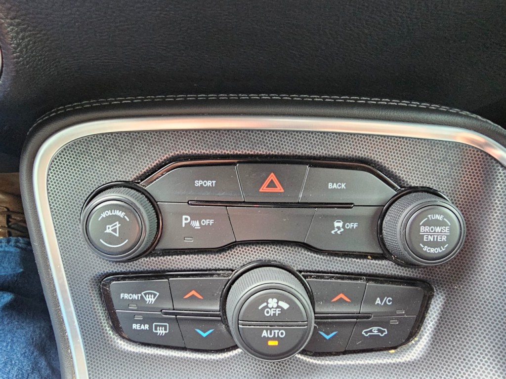 2015 Dodge Challenger Image 40