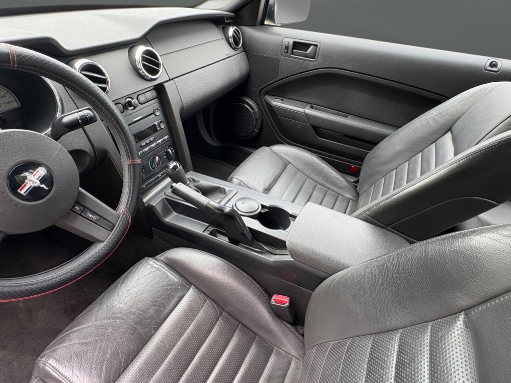 2005 Ford Mustang Image 28