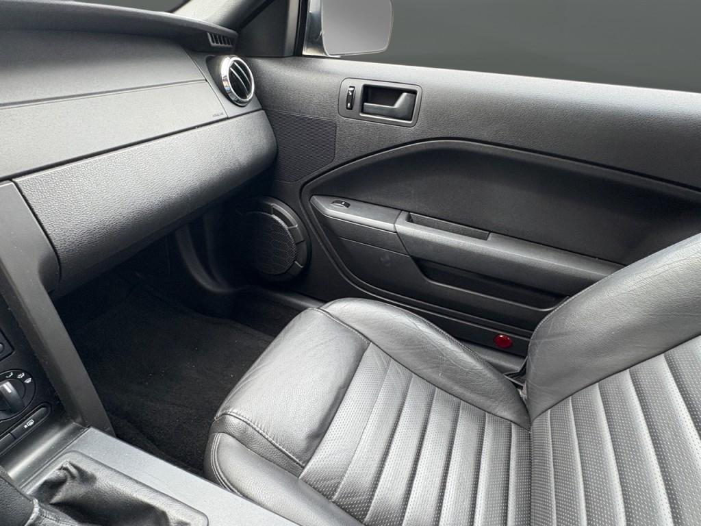 2005 Ford Mustang Image 33